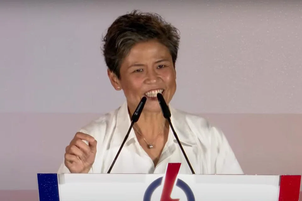 Calon Parti Tindakan Rakyat (PAP) di SMC Sembawang West, Cik Poh Li San, berdepan dengan calon pembangkang, Ketua Parti Demokratik Singapura (SDP), Dr Chee Soon Juan. 