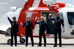ANGKASAWAN: (dari kiri) Angkasawan Arab Saudi, Cik Rayyanah Barnawi; mantan angkasawan, Dr Peggy Whitson;  pelabur dan juruterbang, Encik John Shoffner; dan angkasawan Arab Saudi, Encik  Ali Alqarni sedang bersiap untuk dibawa ke pusat pelancaran roket Falcon 9, pada Ahad.