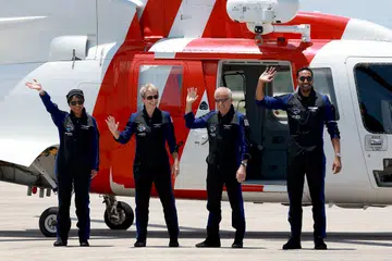 ANGKASAWAN: (dari kiri) Angkasawan Arab Saudi, Cik Rayyanah Barnawi; mantan angkasawan, Dr Peggy Whitson;  pelabur dan juruterbang, Encik John Shoffner; dan angkasawan Arab Saudi, Encik  Ali Alqarni sedang bersiap untuk dibawa ke pusat pelancaran roket Falcon 9, pada Ahad.