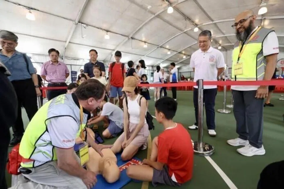 Para hadirin diajar cara melakukan resusitasi kardiopulmonari atau bantuan pernafasan kecemasan (CPR) serta cara menggunakan Peranti Defibrilator Luaran Automatik (AED).