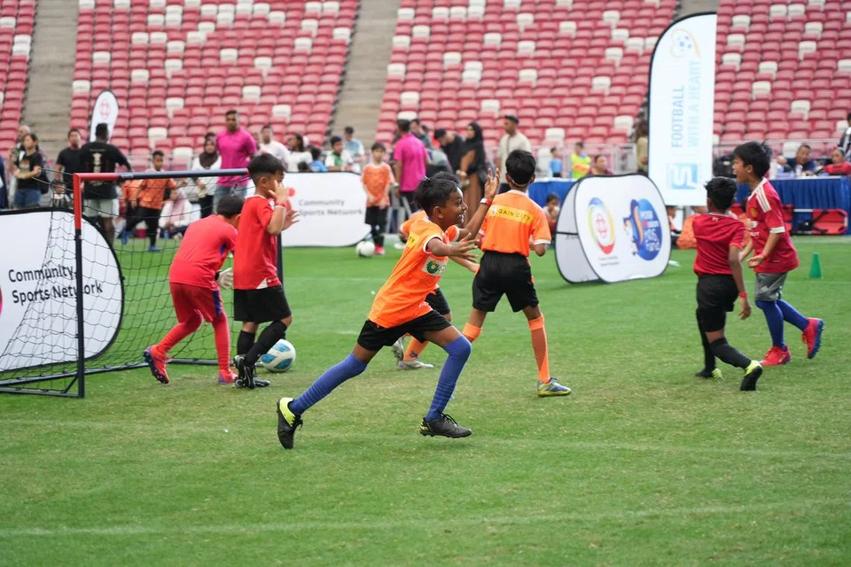 Kanak-kanak bermain bola sepak di Stadium Negara sempena acara menyambut ulang tahun ke-20 program Bola Sepak Masyarakat PAssion (PACF). Program tersebut melibatkan kanak-kanak dan remaja lelaki dan perempuan berusia lima hingga 16 tahun melalui latihan bola sepak mingguan.