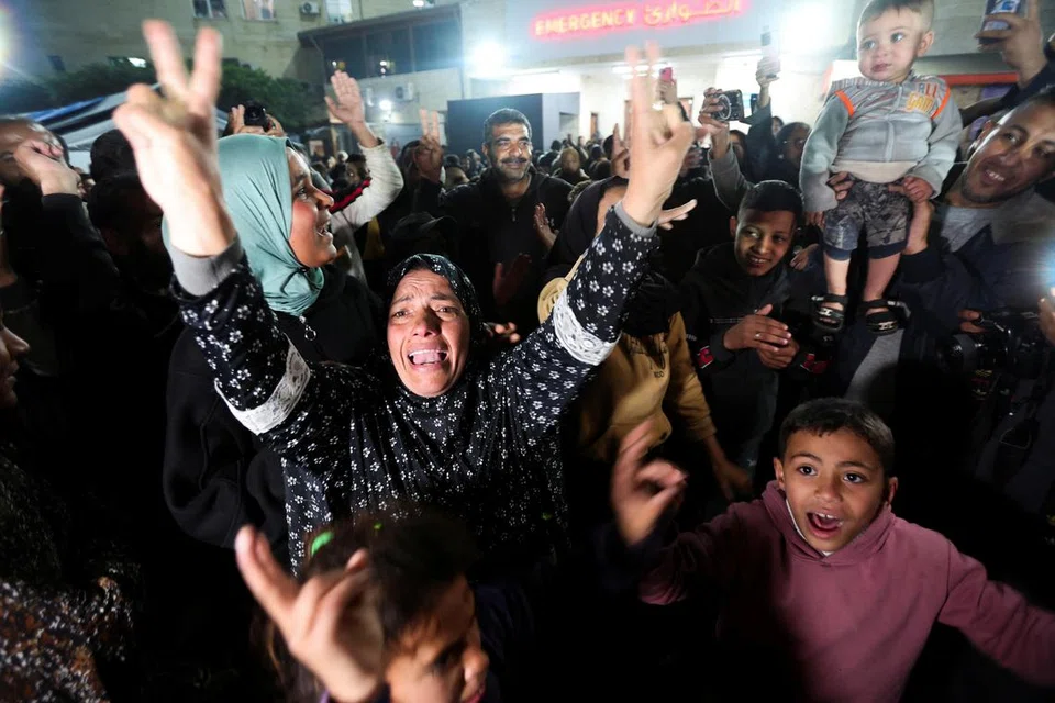 Rakyat Palestin di Deir Al-Balah menyambut perjanjian genjatan senjata yang dinantikan.