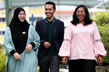 PERTINGKATKAN DIRI: (Dari kiri) Cik Wiwiek Najihah Bte Hairudin, 31 tahun, Encik Mohamad Hijazi Sudarmaji, 38 tahun dan Cik Nurul Nadiah, 31 tahun mahu lebih ramai masyarakat Melayu mempunyai kemahiran pidato yang berupaya meningkatkan keyakinan diri. - Foto BH oleh BENJAMIN SEETOR