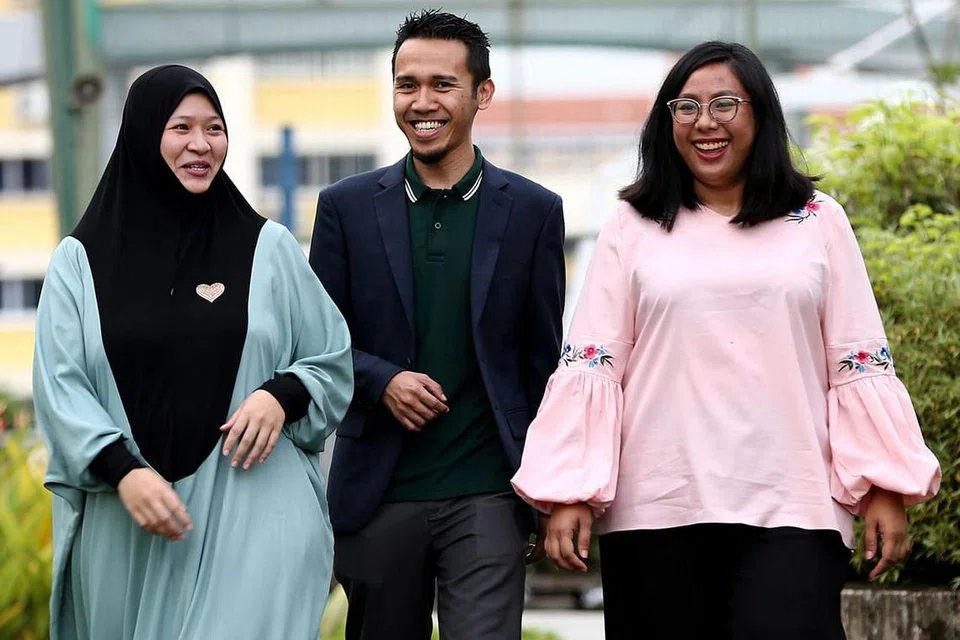 PERTINGKATKAN DIRI: (Dari kiri) Cik Wiwiek Najihah Bte Hairudin, 31 tahun, Encik Mohamad Hijazi Sudarmaji, 38 tahun dan Cik Nurul Nadiah, 31 tahun mahu lebih ramai masyarakat Melayu mempunyai kemahiran pidato yang berupaya meningkatkan keyakinan diri. - Foto BH oleh BENJAMIN SEETOR