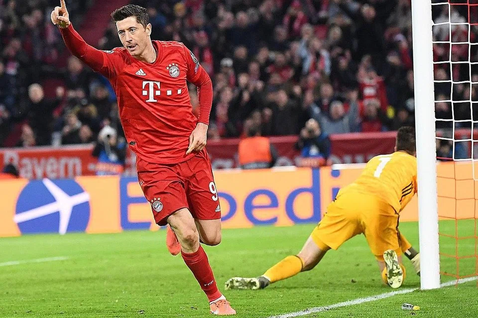 PEMAIN BERBAHAYA: Penyerang Bayern, Lewandowski (kiri) meneruskan persembahan cemerlangnya di hadapan gol yang telah menyaksikan beliau menjaringkan 21 gol dalam 17 perlawanan musim ini, selepas membantu pasukannya menewaskan Olympiakos 2-0 ketika saingan Liga Juara-Juara. - Foto AFP