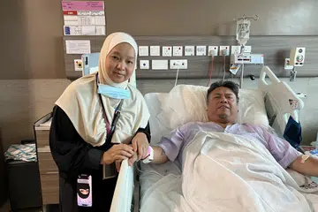 Selebriti setempat, Suhaimi Yusof dan isteri, Cik Siti Yuhana Sulaiman, ketika ditemui di Hospital Tan Tock Seng pada 30 April. Suhaimi diserang angin ahmar ketika dalam perjalanan menuju ke kenderaannya sebelum bertugas bagi satu acara perjumpaan Hari Raya di Eunos Crescent.