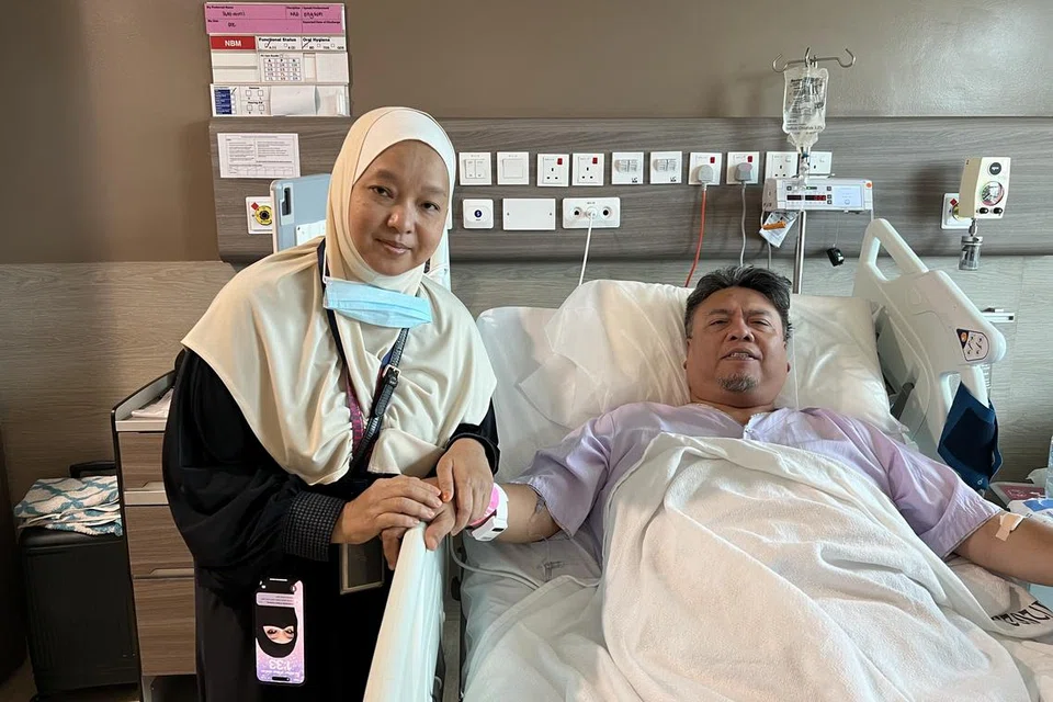 Selebriti setempat, Suhaimi Yusof dan isteri, Cik Siti Yuhana Sulaiman, ketika ditemui di Hospital Tan Tock Seng pada 30 April. Suhaimi diserang angin ahmar ketika dalam perjalanan menuju ke kenderaannya sebelum bertugas bagi satu acara perjumpaan Hari Raya di Eunos Crescent.