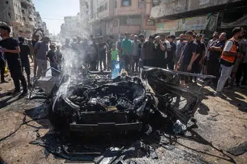Penduduk Palestin memeriksa sebuah kereta yang musnah akibat serangan udara Israel di Bandar Gaza pada 31 Ogos. Menurut Kementerian Kesihatan Gaza, sekurang-kurangnya tiga rakyat Palestin terbunuh dalam serangan itu. Serangan terbaru berlaku ketika Menteri Pertahanan Israel, Encik Israel Katz, berkata Israel sudah mempunyai rancangan untuk memindahkan penduduk Gaza keluar dari wilayah itu dan hanya menunggu sokongan Amerika Syarikat sebelum ia dapat dilaksanakan.