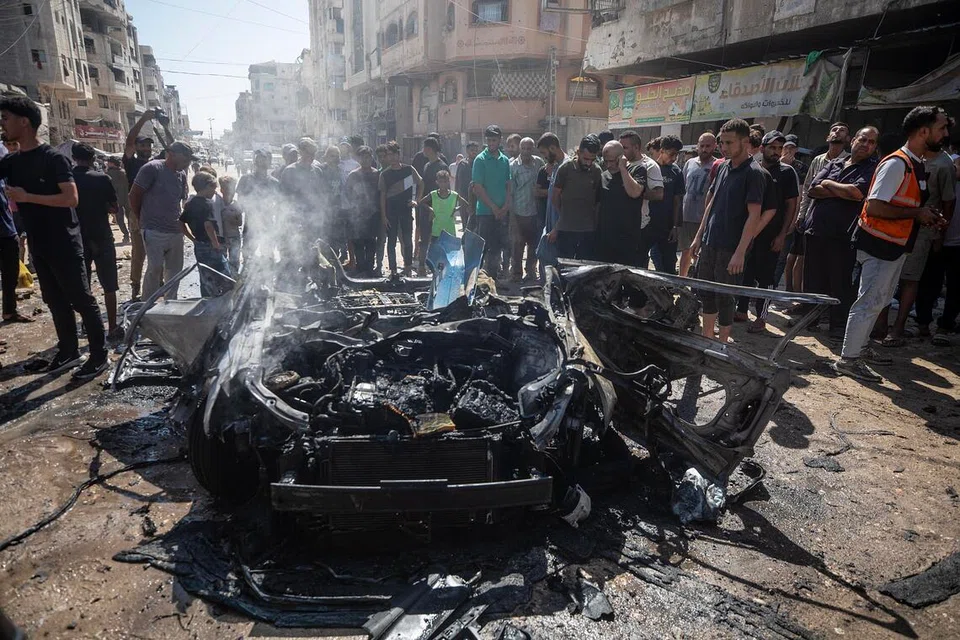 Penduduk Palestin memeriksa sebuah kereta yang musnah akibat serangan udara Israel di Bandar Gaza pada 31 Ogos. Menurut Kementerian Kesihatan Gaza, sekurang-kurangnya tiga rakyat Palestin terbunuh dalam serangan itu. Serangan terbaru berlaku ketika Menteri Pertahanan Israel, Encik Israel Katz, berkata Israel sudah mempunyai rancangan untuk memindahkan penduduk Gaza keluar dari wilayah itu dan hanya menunggu sokongan Amerika Syarikat sebelum ia dapat dilaksanakan.
