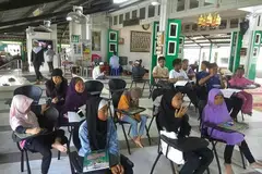 KELAS MENGAJI: Masjid Kampong Delta di 10 Delta Avenue, dekat River Valley. Masjid ini aktif berkhidmat bagi Muslim, antara lain dengan mengadakan kelas mengaji bagi kanak-kanak yang tinggal di blok flat sekitarnya (atas). Gambar diambil sebelum Covid-19. - Foto-foto fail BH, MASJID KAMPONG DELTA