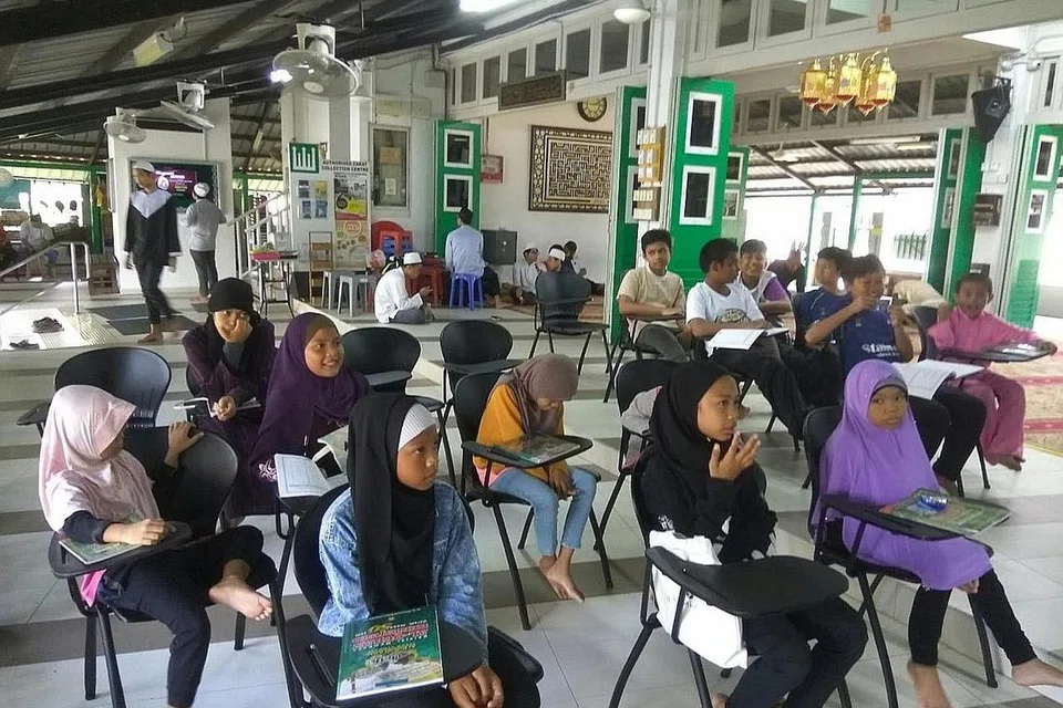 KELAS MENGAJI: Masjid Kampong Delta di 10 Delta Avenue, dekat River Valley. Masjid ini aktif berkhidmat bagi Muslim, antara lain dengan mengadakan kelas mengaji bagi kanak-kanak yang tinggal di blok flat sekitarnya (atas). Gambar diambil sebelum Covid-19. - Foto-foto fail BH, MASJID KAMPONG DELTA