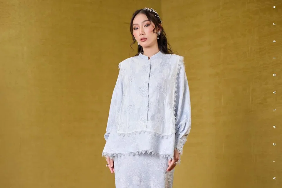 ‘Burj Fleur’ oleh CalaQisya ($160) menggabungkan kemewahan dan fungsi dengan potongan ‘A-line’ dan lengan belon elegan yang memudahkan pergerakan terutama ketika berwuduk.