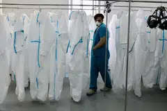 LINDUNG DIRI: Seorang karyawan perubatan berada di bilik bekalan pakaian pelindung diri di hospital No. 1 yang dinamakan mengikut N.I. Pirogov, yang memberi khidmat kepada pesakit yang dijangkiti koronavirus di Moscow, Russia, kelmarin. 
