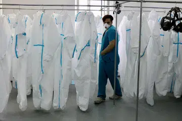 LINDUNG DIRI: Seorang karyawan perubatan berada di bilik bekalan pakaian pelindung diri di hospital No. 1 yang dinamakan mengikut N.I. Pirogov, yang memberi khidmat kepada pesakit yang dijangkiti koronavirus di Moscow, Russia, kelmarin. 
