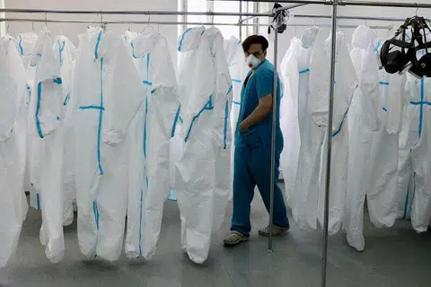 LINDUNG DIRI: Seorang karyawan perubatan berada di bilik bekalan pakaian pelindung diri di hospital No. 1 yang dinamakan mengikut N.I. Pirogov, yang memberi khidmat kepada pesakit yang dijangkiti koronavirus di Moscow, Russia, kelmarin. 
