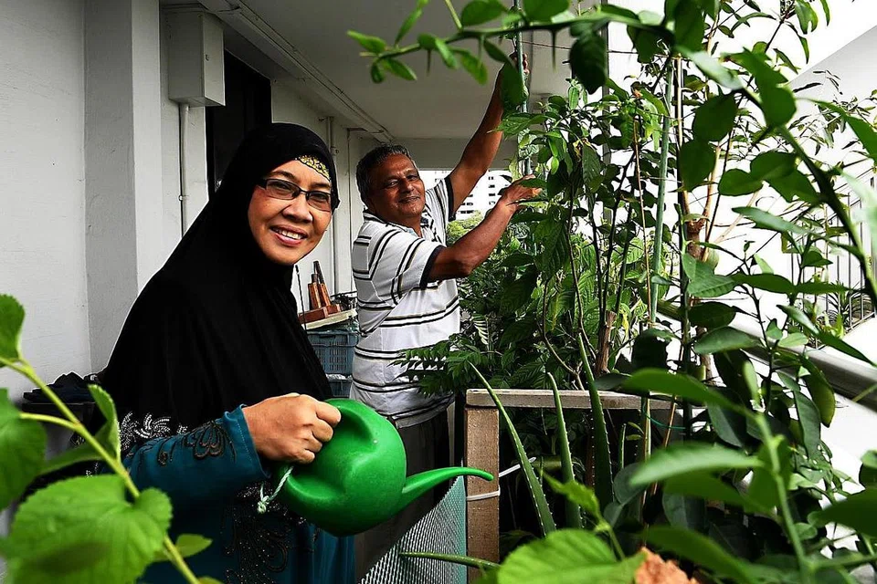SUDAH EMPAT DEKAD TINGGAL DI FLAT SAMA: Cik Rosnani Supardi telah membeli rumah pertamanya di Marsiling bersama suami, Encik Shamsudin Ahmad, 64 tahun, dengan harga $32,000. Cik Rosnani akur bahawa flat empat blik itu banyak kenangan dan beliau gembira duduk di sana kerana ramai jiran yang baik. - Foto BM oleh KHALID BABA