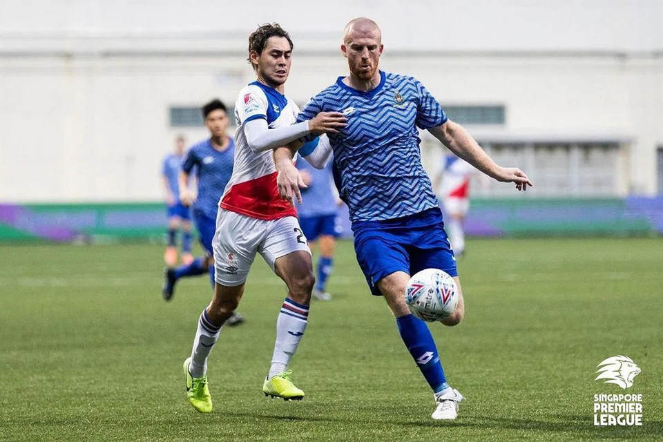 SAINGAN BELUM TAMAT: Gabriel (kiri) cuba melepasi pemain pertahanan DPMM, Charlie Clough, (kanan) dalam kekalahan 0-1 di pusingan pertama Sabtu lalu. - Foto BH oleh AIA SINGAPORE PREMIER LEAGUE/FACEBOOK