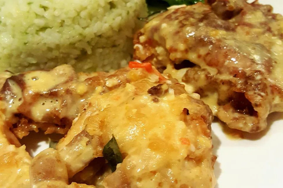 LAZAT: 'Salted Egg Soft Shell Crab' (atas) bersama nasi goreng atau pasta amat menyelerakan, sementara 'Fleur Lemony Peach Cheesecake' dihidang secara kreatif.