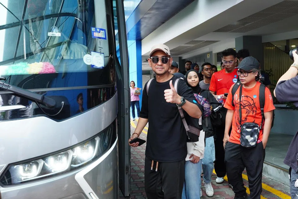 Seramai 300 penyokong menaiki bas percuma yang ditawarkan oleh FAS ke Stadium Nasional Bukit Jalil.