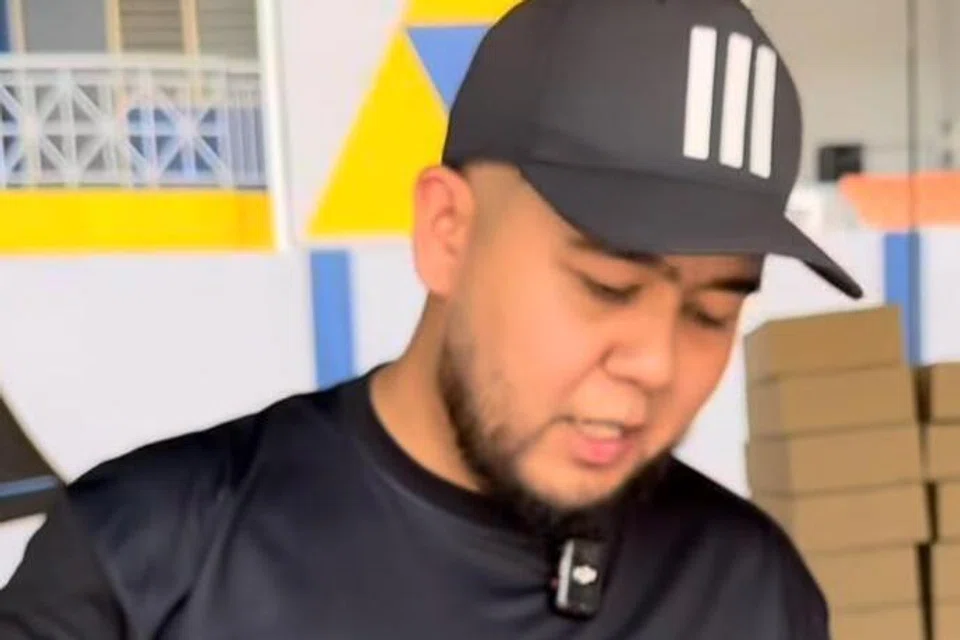 Pemilik The Fat Burger di Pulau Pinang, Encik Ashwad, menunjukkan daging pastrami yang mengambil masa lapan hari untuk disediakan bagi penyediaan roti john pastrami dijualnya pada harga RM88 sebiji. 