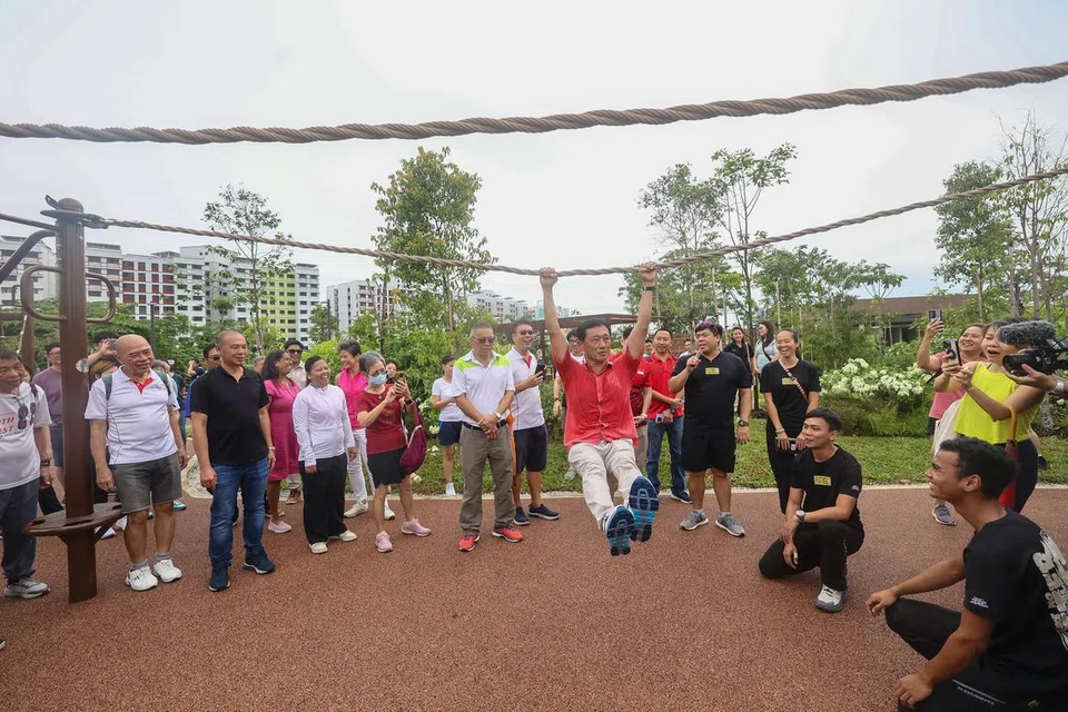 Menteri Kesihatan yang juga AP GRC Sembawang, Encik Ong Ye Kung, bergayut di tali balapan berhalangan di pelancaran kemudahan riadah Forest Gym dan Canberra Cove di Bukit Canberra pada 23 Mac.  Bersamanya ialah tiga lagi AP GRC Sembawang – Cik Mariam Jaafar (berbaju putih), Cik Poh Li San (kiri Cik Mariam) dan Dr Lim Wee Kiak (belakang Encik Ong).