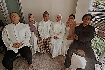 ALTERNATIF BAIK: Cik Siti Zuraidah (tiga dari kanan) berkata pembelian semula rumah ke HDB adalah alternatif yang baik untuk penjual. Namun bagi keluarganya (dalam gambar) mereka terdesak untuk mendapatkan rumah lebih besar memandangkan anak-anaknya sudah semakin dewasa. Hanya seorang sudah menetap di rumah sendiri. - Foto ihsan SITI ZURAIDAH SJAMSIR