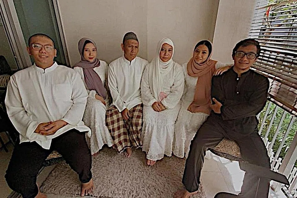 ALTERNATIF BAIK: Cik Siti Zuraidah (tiga dari kanan) berkata pembelian semula rumah ke HDB adalah alternatif yang baik untuk penjual. Namun bagi keluarganya (dalam gambar) mereka terdesak untuk mendapatkan rumah lebih besar memandangkan anak-anaknya sudah semakin dewasa. Hanya seorang sudah menetap di rumah sendiri. - Foto ihsan SITI ZURAIDAH SJAMSIR