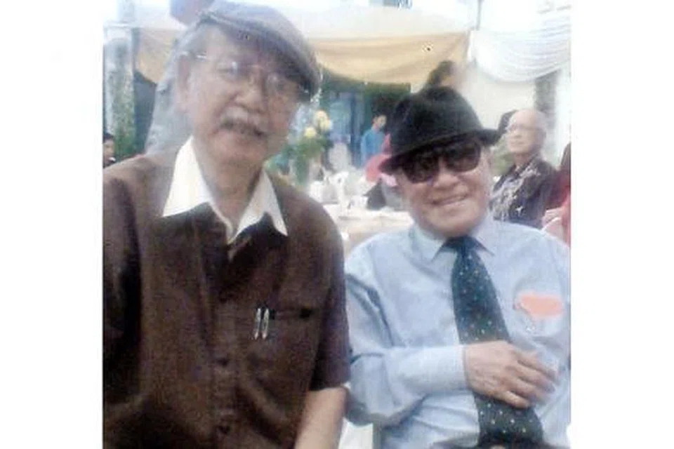 PENULIS (KARIM ISKANDAR) ketika kali terakhir bertemu Kassim Masdor di majlis perkahwinan anak seorang sahabat. - Foto KARIM ISKANDAR