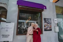 KAFE POP-UP: Peminat jenama dUCk kini boleh mengunjungi kafe ‘pop-up’ dUCk yang telah bekerjasama dengan kafe MONDAYS di 8 Jalan Klapa, hingga November. Kafe pop up itu telah dilancarkan secara rasmi oleh usahawan Cik Vivy Yusof (kiri) dan pengarah korporat The Wangs Group, Cik Mariam Moni (kanan).