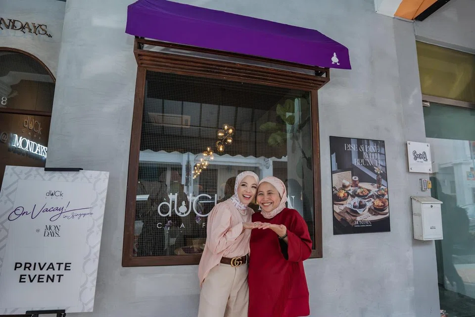 KAFE POP-UP: Peminat jenama dUCk kini boleh mengunjungi kafe ‘pop-up’ dUCk yang telah bekerjasama dengan kafe MONDAYS di 8 Jalan Klapa, hingga November. Kafe pop up itu telah dilancarkan secara rasmi oleh usahawan Cik Vivy Yusof (kiri) dan pengarah korporat The Wangs Group, Cik Mariam Moni (kanan).