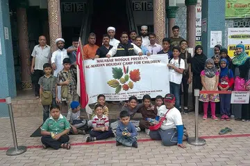 MEMBANGUN POTENSI: Anak muda yang terlibat dalam program Masjid Malabar dalam sesi fotografi sebelum pelancaran Kem Al Marja. - Foto MASJID MALABAR