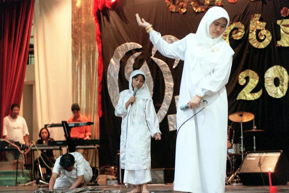 BERPUISI: Sekumpulan pelajar sedang mempersembahkan deklamasi sajak dalam satu pertandingan.