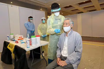 Perdana Menteri Encik Lee Hsien Loong menjalani Ujian Pantas Antigen sebelum menghadiri Parlimen pada 5 Januari 2021. - 