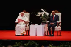 Pemimpin Kota Vatican dan Ketua Gereja Katolik, Pope (Paus) Francis (kiri), memberi ucapan kepada hadirin di Pusat Budaya Universiti, Universiti Nasional Singapura, pada 12 September sambil disaksikan Presiden Tharman Shanmugaratnam.