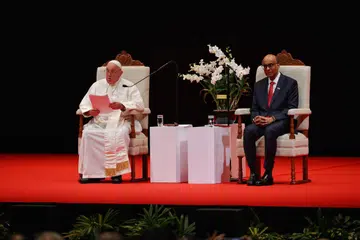 Pemimpin Kota Vatican dan Ketua Gereja Katolik, Pope (Paus) Francis (kiri), memberi ucapan kepada hadirin di Pusat Budaya Universiti, Universiti Nasional Singapura, pada 12 September sambil disaksikan Presiden Tharman Shanmugaratnam.