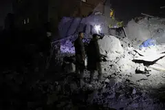 Anggota keselamatan Houthi berkawal di lokasi serangan udara oleh Amerika Syarikat di Sanaa, Yaman, pada 24 Mac 2025.