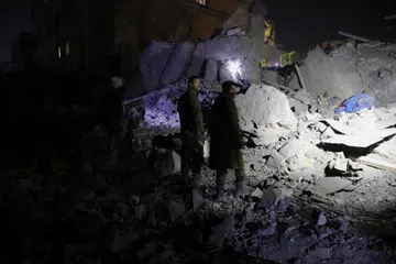 Anggota keselamatan Houthi berkawal di lokasi serangan udara oleh Amerika Syarikat di Sanaa, Yaman, pada 24 Mac 2025.