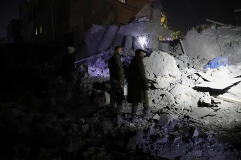 Anggota keselamatan Houthi berkawal di lokasi serangan udara oleh Amerika Syarikat di Sanaa, Yaman, pada 24 Mac 2025.