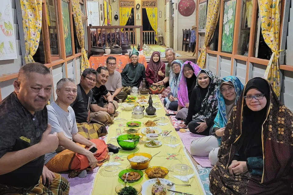 Semasa makan malam di Suka-Suka Lake Resort, tetamu lelaki memakai kain sarung sementara wanita berselendang, dan pemiliknya, Pak Aziz, yang bertanjak, menerangkan sedikit amalan lama orang Melayu. 