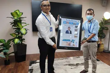 PERUBAHAN PUCUK PIMPINAN: Encik Nazry Mokhtar (kiri) menyampaikan cenderahati sebagai penghargaan kepada Encik Saat A. Rahman dalam satu majlis perjumpaan di bilik berita. 