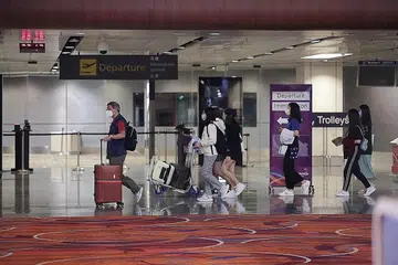 Membuka semula sempadan negara kita secara bertahap. - Foto BM oleh GIN TAY