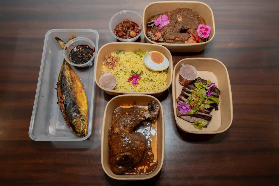 Pilihan nasi ulam (tengah) dengan (ikut putaran masa) Ikan Cencaru Sumbat, Sambal Hijau Petai Udang Harimau, ‘Crying Tiger Wagyu Picanha’ dan Ayam Percik Buah Keluak.