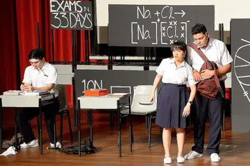 FOKUS PADA KEJAYAAN, BUKAN PADA KEGAGALAN: Encik Ali Anwar (kanan) mengatakan bahawa dirinya berbeza daripada watak Iman yang dimainkan dalam persembahan TheatreWorks berjudul 'Grey Matters'. Iman lebih 'lepak' dan tidak terlalu risau akan kegagalannya, sementara Encik Ali memberi tekanan kepada diri sendiri. Namun, beliau kini belajar tidak terlalu terkesan dengan kegagalan kecil kerana banyak lagi kejayaan yang patut diraih. - Foto ZAINAL YAHYA