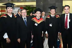 SAMBUT KEJAYAAN PELAJAR: Dekan Sekolah Guaman SUSS, Profesor Leslie Chew (dua dari kiri) dan Timbalan Ketua Pendakwa dan Kaunsel Kanan Pejabat Peguam Negara (AGC), Encik Mohamed Faizal Mohamed Abdul Kadir (paling kanan), kelihatan bergambar bersama lulusan Sekolah Guaman SUSS Oktober lalu. - Foto SUSS