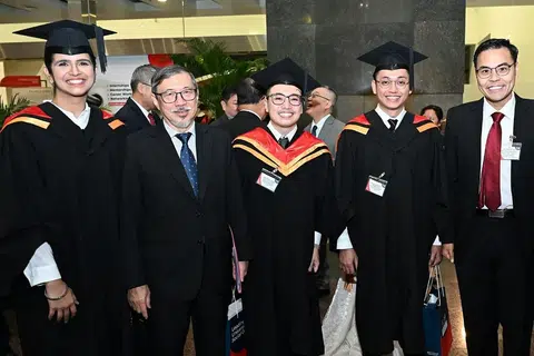 SAMBUT KEJAYAAN PELAJAR: Dekan Sekolah Guaman SUSS, Profesor Leslie Chew (dua dari kiri) dan Timbalan Ketua Pendakwa dan Kaunsel Kanan Pejabat Peguam Negara (AGC), Encik Mohamed Faizal Mohamed Abdul Kadir (paling kanan), kelihatan bergambar bersama lulusan Sekolah Guaman SUSS Oktober lalu. - Foto SUSS