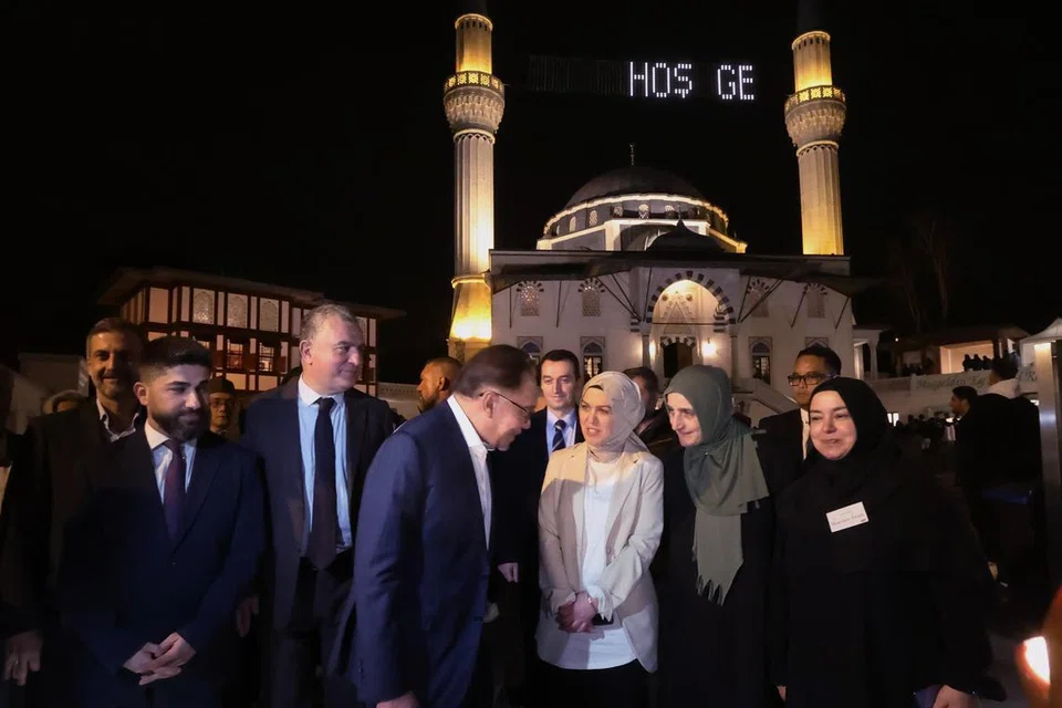 Perdana Menteri Datuk Seri Anwar Ibrahim bersama Duta Besar Turkey ke Jerman, Encik Ahmet Basar Sen, beramah mesra dengan jemaah selepas menunaikan solat isyak dan tarawih di Masjid Sehitlik, Jerman pada 13 Mac.