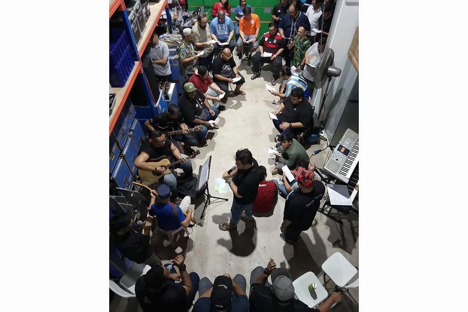 GIGIH BERLATIH: Enam generasi anggota kumpulan Kelana Purba sedang menjalani latihan bagi menjayakan acara Malam Sastera V: Kekata Kelkatu - Satu Kembara Seni yang bakal berlangsung pada 8 malam, 3 November ini di Panggung Victoria. - Foto FACEBOOK MUHAMMAD NAJIB SOIMAN
