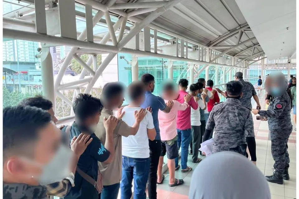 Sebahagian warga asing yang ditahan Jabatan Imigresen Johor ketika cuba meloloskan diri keluar Malaysia di Kompleks Kastam, Imigresen dan Kuarantin (CIQ) Bangunan Sultan Iskandar (BSI), Johor Bahru dan Kompleks Sultan Abu Bakar (KSAB), Gelang Patah, Johor.
