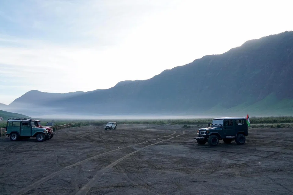 BUKIT ‘TELETUBBIES’: Pasir Berbisik di dalam kawasan Taman Nasional Bromo-Semeru-Tengger. Bukit di belakang dinamakan Bukit Teletubies kerana ia mirip dengan bukit yang terdapat dalam rancangan kanak-kanak ‘Teletubbies’.