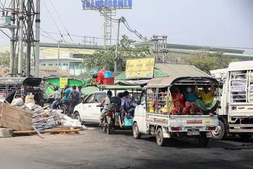 TINGGALKAN KEDIAMAN: Penduduk di kawasan Hlaing Tharyar menaiki kereta, motosikal dan tuk-tuk untuk lari dari kediaman mereka selepas junta tentera meletakkannya dan lima kawasan lain di Yangon di bawah undang-undang tentera. - Foto AFP